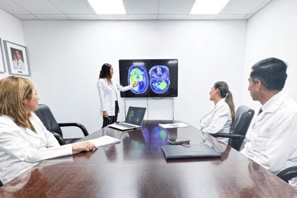 Accidentes Cerebrovasculares (ACV) en aumento entre adultos jóvenes y mujeres: la atención dentro de las 4.5 h marca diferencia