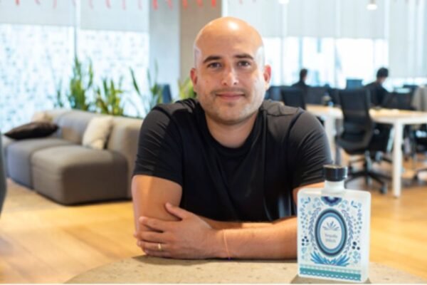 Conecta, sorprende y fideliza: rediseña tus regalos de empresa y haz que cada obsequio valga la pena