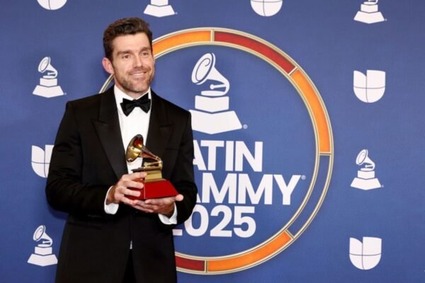 Productor e ingeniero Lewis Pickett se alza con tres Latin Grammy y consolida su posición en el sonido latino global