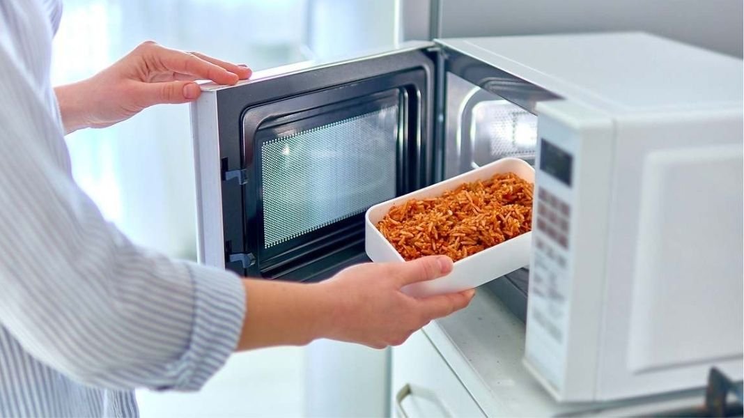 Almacenar, calentar y consumir alimentos en recipientes de plástico está asociado con una peor salud mental en los peruanos