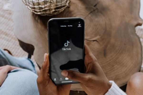 Cómo TikTok cambió la forma de hacer música: la nueva generación de artistas que graba, produce y conecta desde casa