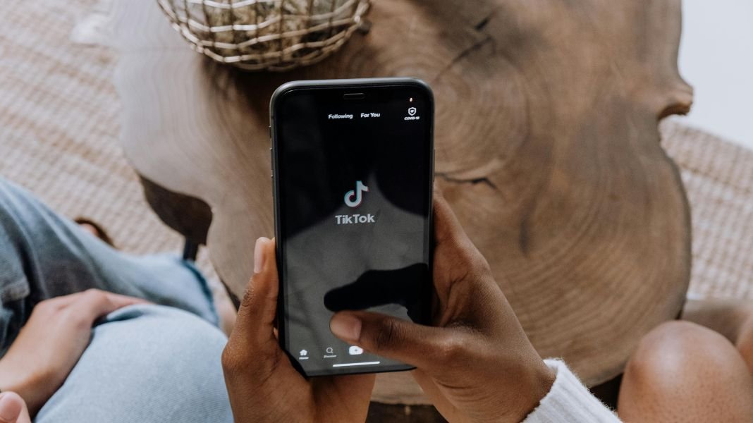 Cómo TikTok cambió la forma de hacer música: la nueva generación de artistas que graba, produce y conecta desde casa