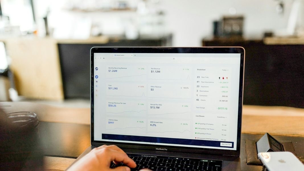 Farmacias Knop firma alianza con startup Digital Pharma para implementar IA asistida en 90 sucursales del país