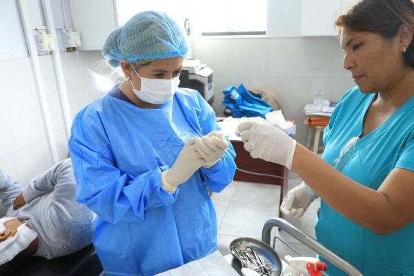 Se ofrecieron atenciones en oftalmología, odontopediatría, laboratorio, cirugía general, psicología, dermatología, endocrinología, entre otros. El Minsa Móvil llegó al Centro Juvenil de Diagnóstico y Rehabilitación de Lima, en San Miguel, donde se brindó atención prioritaria a aproximadamente 90 adolescentes entre 14 y 17 años. La jornada permitió acercar servicios especializados a una población que requiere intervenciones oportunas para proteger su salud y bienestar. “Creo firmemente que esta iniciativa permite acercar la salud a una población vulnerable y esperamos poder replicarla en otras regiones del país, expresó la directora general del Unidad Ejecutora 151 Minsa Móvil, Ana Inglis. Durante la jornada, se ofrecieron atenciones en oftalmología, odontopediatría, laboratorio, cirugía general, psicología, dermatología, endocrinología, cardiología, medicina interna y farmacia. Asimismo, se realizaron tres procedimientos de cirugía menor, específicamente para la extracción de quistes dérmicos y gangliones. “En este caso, en la población juvenil estamos encontrando mucha patología dermatológica, como problemas de ácaros y sarna. También hemos identificado problemas de agudeza visual y afecciones oftalmológicas inflamatorias, que son de los casos más comunes, por eso es tan importante detectar estas condiciones a tiempo y asegurar una atención oportuna”, indicó la funcionaria de Minsa Móvil. La actividad se realizó gracias al trabajo articulado del Programa Nacional de Centros Juveniles (PRONACEJ), la Defensoría del Pueblo y el Ministerio de Salud (Minsa). El Minsa continuará con el trabajo articulado para garantizar servicios oportunos, integrales y humanizados. Además, el fortalecimiento de las acciones de prevención, diagnóstico y atención especializada para esta población, contribuyendo a su rehabilitación integral y al ejercicio pleno de su derecho a la salud.