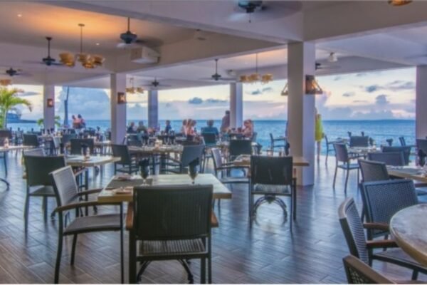 Straw Hat lleva la alta gastronomía a la playa Meads Bay en Anguilla