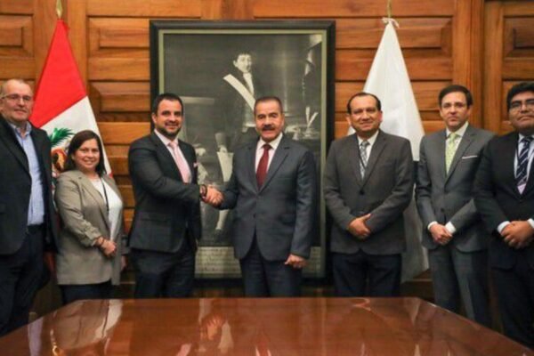 Minsa implementará mesa de trabajo con la Sociedad Nacional de Industrias para promover propuestas conjuntas sobre medicamentos