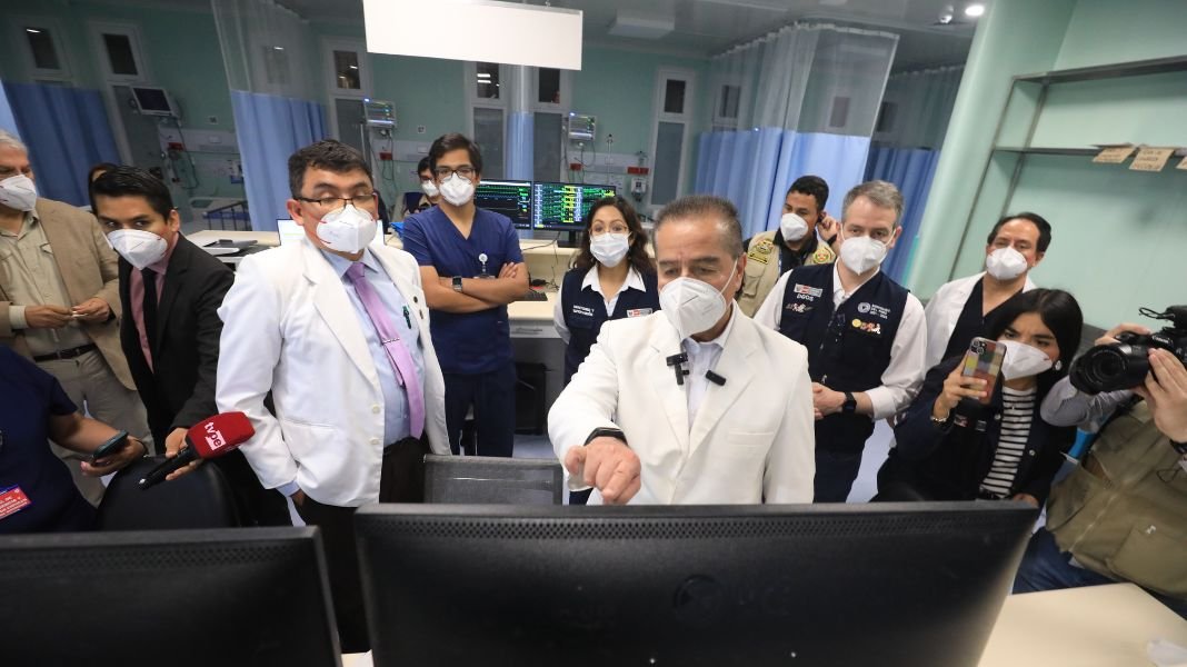 Ministro Luis Quiroz supervisa la atención a pacientes en el Servicio de Emergencia del Hospital Cayetano Heredia