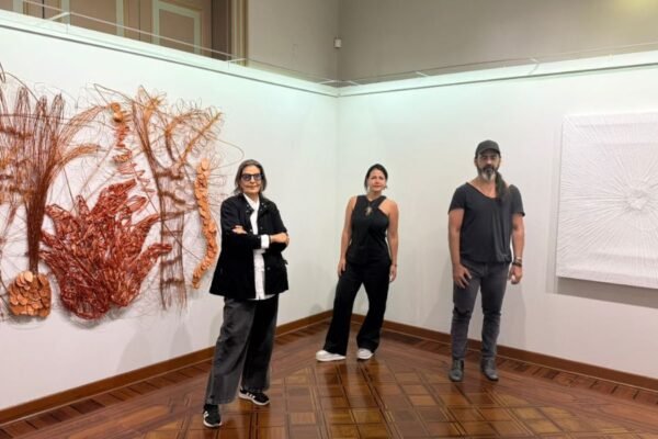 COSMOVISIÓN: tres artistas dialogan con la naturaleza desde la cerámica, el pigmento y el metal