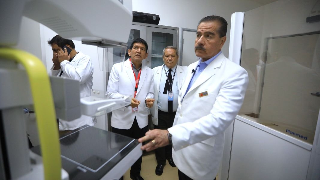 Cañete: ministro de Salud inspeccionó funcionamiento de los servicios de salud del Hospital Regional Rezola