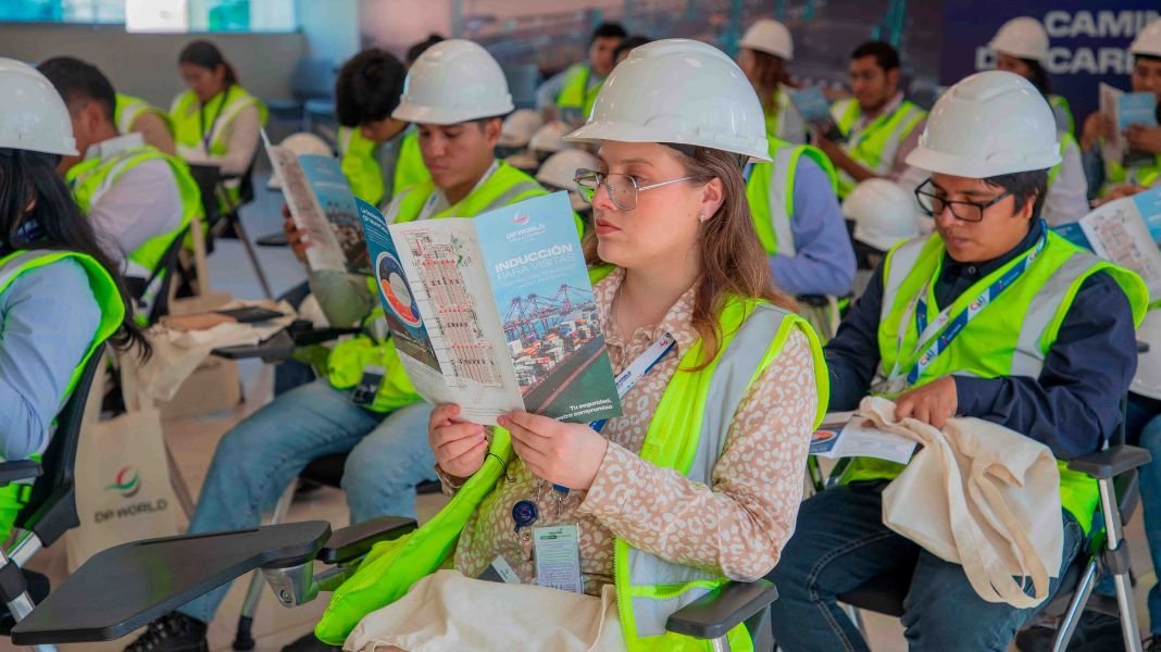45 jóvenes de 8 regiones del país ingresan al Curso de Extensión Universitaria 2026 del Ositrán