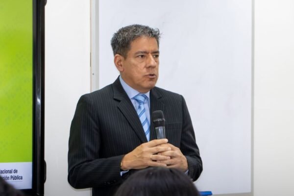 El presidente ejecutivo de la Autoridad Nacional del Servicio Civil – SERVIR, Guillermo Valdivieso Payva, destacó hoy la importancia de incorporar a jóvenes con vocación, capacidades y sólidos valores éticos en la administración pública. “Es de suma relevancia contar con servidores idóneos, íntegros y bien preparados. El Estado necesita jóvenes como ustedes: con capacidad, energía y convicción ética”, afirmó. Fue durante el Seminario ¿Cómo iniciar en la administración pública?, dirigido a los estudiantes del III Semillero para Futuros funcionarios y Servidores Públicos de la Cámara de Comercio de Lima (CCL), donde resaltó que el país requiere un servicio civil fortalecido, profesional y orientado a resultados para elevar la calidad de los servicios públicos. En esa línea, saludó la iniciativa de la CCL por promover un programa que identifique, motive y acerque a jóvenes talentos universitarios a la gestión pública. “Programas como el Semillero nos permiten encontrarnos con los mejores estudiantes del país. Allí empieza a sembrarse la semilla del servicio público, y se demuestra que el Estado puede transformarse con talento joven, nuevas ideas y un profundo sentido de propósito”, comentó. Asimismo, enfatizó que la administración pública moderna demanda profesionales con habilidades actualizadas, pensamiento innovador y competencias digitales. En ese marco, les informó que SERVIR impulsa el programa SERVIR SUMA, una iniciativa orientada a atraer a universitarios y recién egresados para que realicen sus prácticas en distintas entidades del Estado, fortaleciendo así la renovación generacional y la profesionalización del servicio civil. Valdivieso Payva animó a los jóvenes a seguir formándose y a asumir con responsabilidad su rol como futuros protagonistas de la transformación del país. Subrayó que el Perú necesita una nueva generación de servidores públicos capaces de liderar con integridad, aplicar soluciones creativas a los problemas públicos y trabajar con la ciudadanía en el centro de cada decisión. DATOS: • El III Semillero para Futuros Funcionarios y Servidores Públicos es una iniciativa de la Comisión de Integridad y Lucha contra la Corrupción de la Cámara de Comercio de Lima y está dirigido a estudiantes del tercio, quinto o décimo superior. Con el objetivo de formar futuros servidores públicos con sólidos valores éticos. • Los jóvenes del Semillero participaron en el Seminario ¿Cómo iniciar en la administración pública?, organizado por la Escuela Nacional de Administración Pública de SERVIR, que incluyó las conferencias en Estructura y funcionamiento del Estado; Aspectos normativos de las prácticas preprofesionales y profesionales en el Estado y Empleabilidad en el Estado: entrevistas, marca personal y búsqueda laboral.