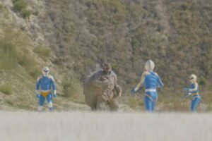 “Fumar provoca tos”, la entretenida película que te volará la cabeza con su equipo estilo Power Rangers del tabaco