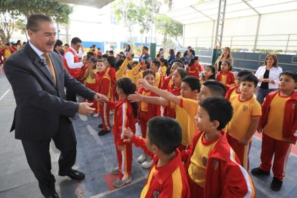 Ministro Luis Quiroz exhorta a estudiantes a esforzarse y fomentar el amor por la patria