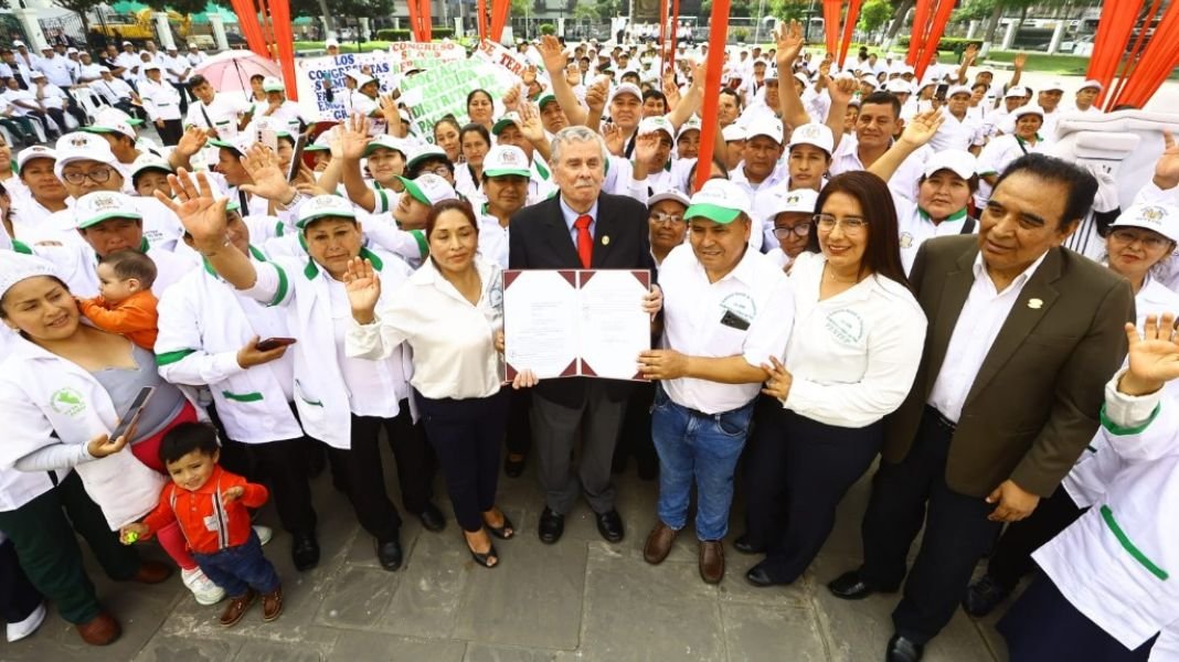 Rospigliosi promulga ley que impulsa la formalización y fortalecimiento de los vehículos gastronómicos