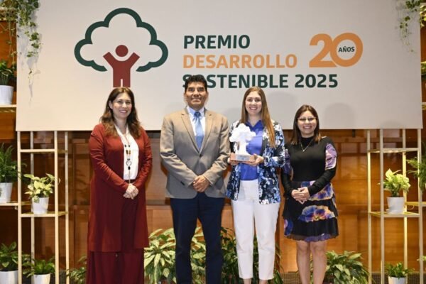 Beca Ferreyros DreamBIG para técnicas recibe Premio Desarrollo Sostenible de la SNMPE