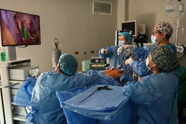 Minsa: oncólogos del Hospital Cayetano Heredia realizan con éxito primera cirugía laparoscópica con sustancia radiactiva
