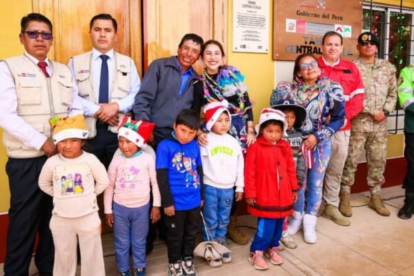 Población de Azángaro, Puno, brindó cálido recibimiento a la ministra Lesly Shica durante inauguración del Tambo Central Ccalla