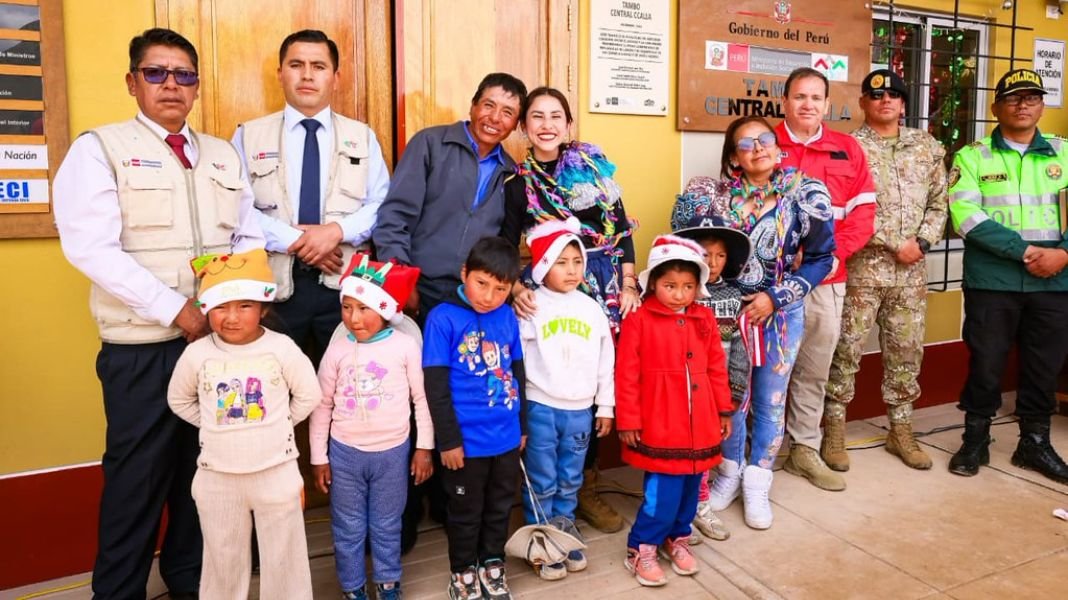 Población de Azángaro, Puno, brindó cálido recibimiento a la ministra Lesly Shica durante inauguración del Tambo Central Ccalla
