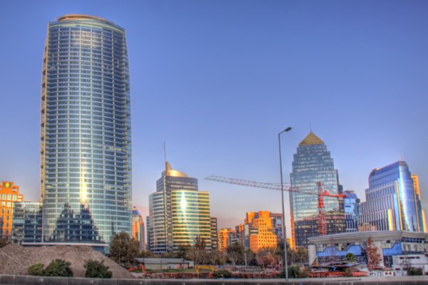 Evacuación récord en Santiago: más de 2.000 personas salen de un edificio de 55 pisos con apoyo de tecnología chilena