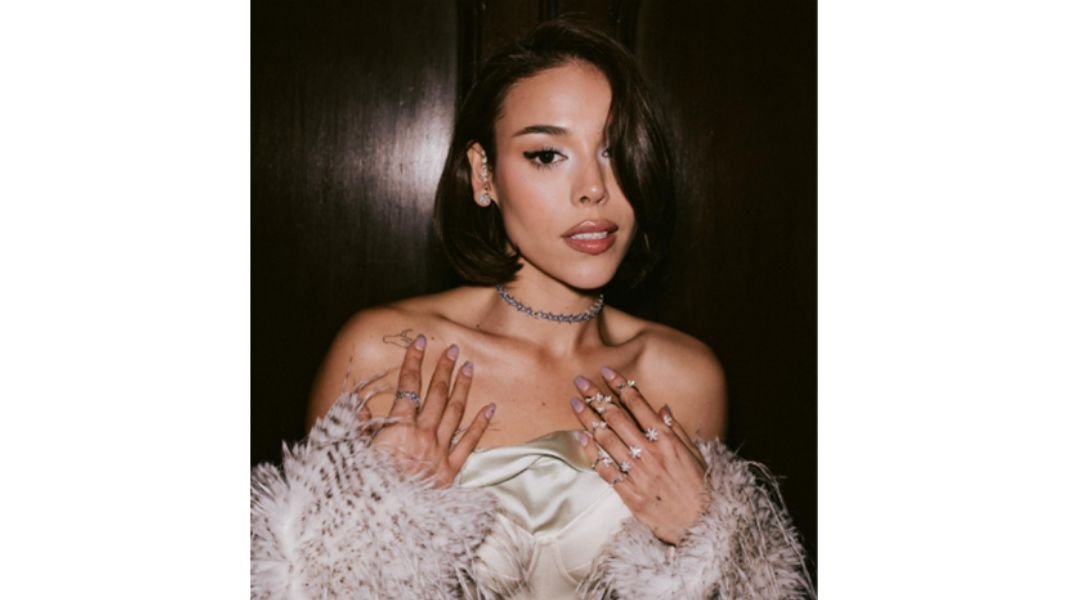 Danna deslumbra en el lanzamiento global de Pandora x Bridgerton en Londres