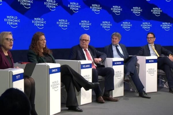 Julio Velarde participó en panel del Foro Económico Mundial