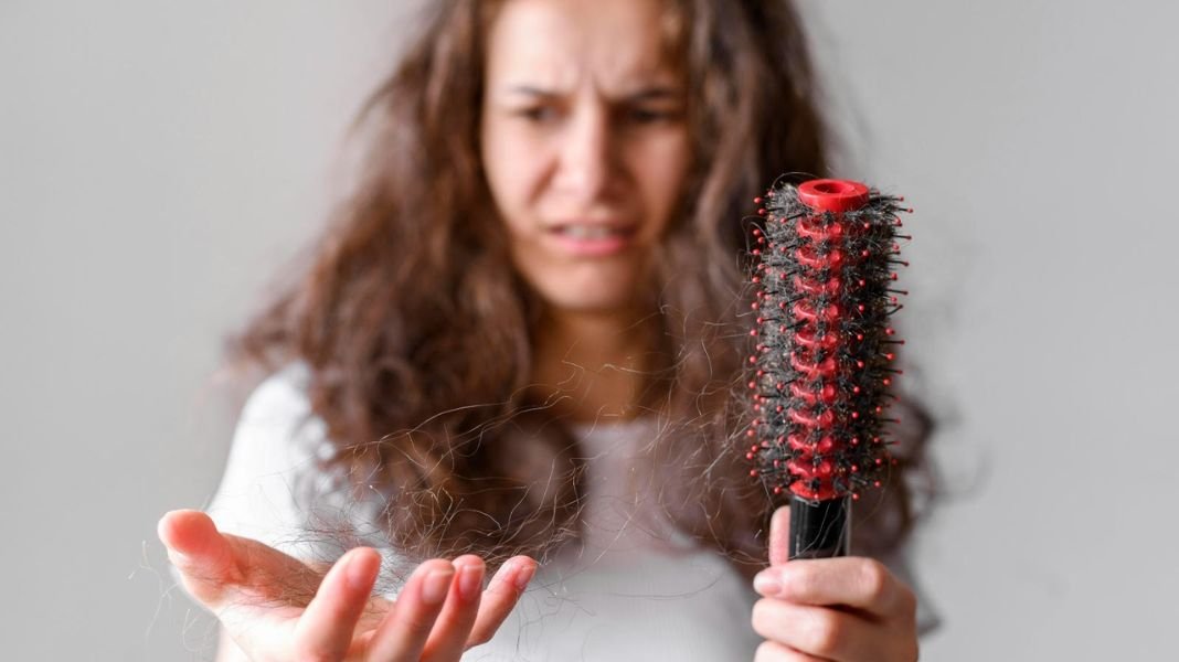 Caída del cabello por estrés y posparto: tratamientos que fortalecen y previenen problemas crónicos