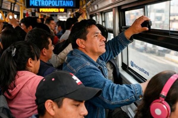 Usuarios de transporte público deben abrir ventanas para prevenir tuberculosis recomienda el Minsa