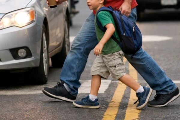 Regreso a clases: 7 malos hábitos que ponen en riesgo a los niños en la vía pública