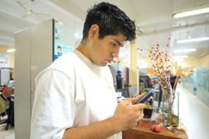 Minsa advierte que el uso excesivo del celular puede provocar dolor cervical y lesiones en la columna