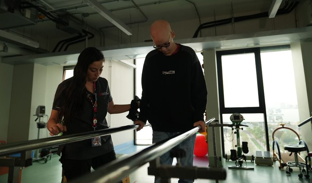 Chile alcanza 80% de sobrevida, pero la falta de rehabilitación en regiones mantiene brechas territoriales críticas