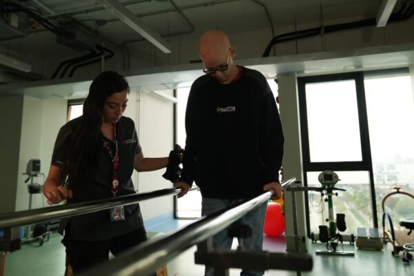 Chile alcanza 80% de sobrevida, pero la falta de rehabilitación en regiones mantiene brechas territoriales críticas