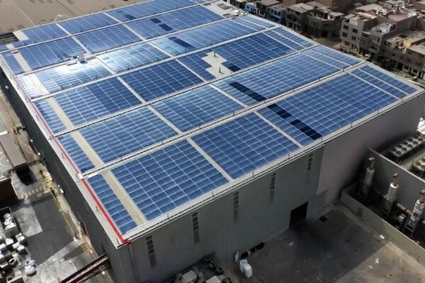 Ferrenergy implementa una de las plantas solares sobre techo industrial más potentes del Perú