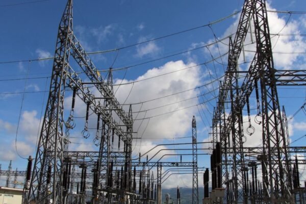 Conoce cómo se refuerza el sistema de transmisión eléctrica ante fenómenos meteorológicos