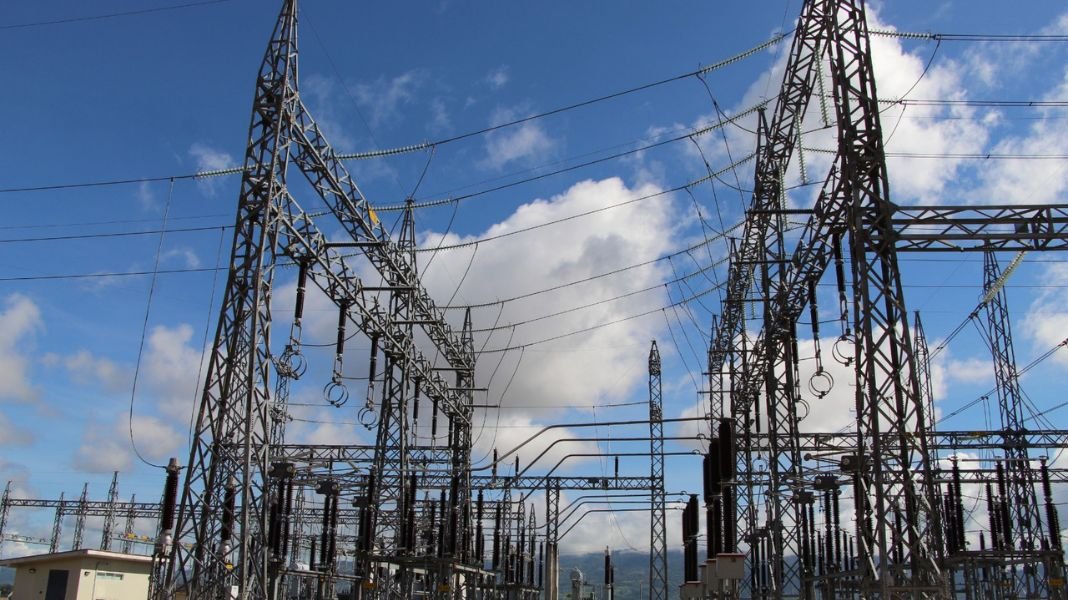 Conoce cómo se refuerza el sistema de transmisión eléctrica ante fenómenos meteorológicos