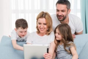 La vida familiar migra al entorno digital en América Latina: 99% ya se comunica en línea