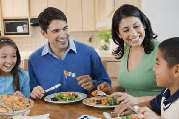 Pantallas sin exceso: Cinco consejos para establecer límites digitales efectivos en familia