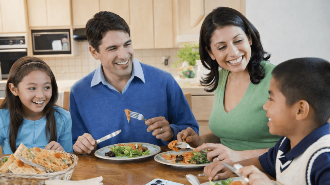 Pantallas sin exceso: Cinco consejos para establecer límites digitales efectivos en familia