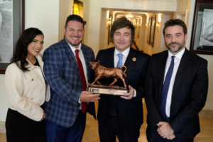 Javier Milei recibe en Miami el “Economic Freedom Award” durante la cumbre Shield of the Americas