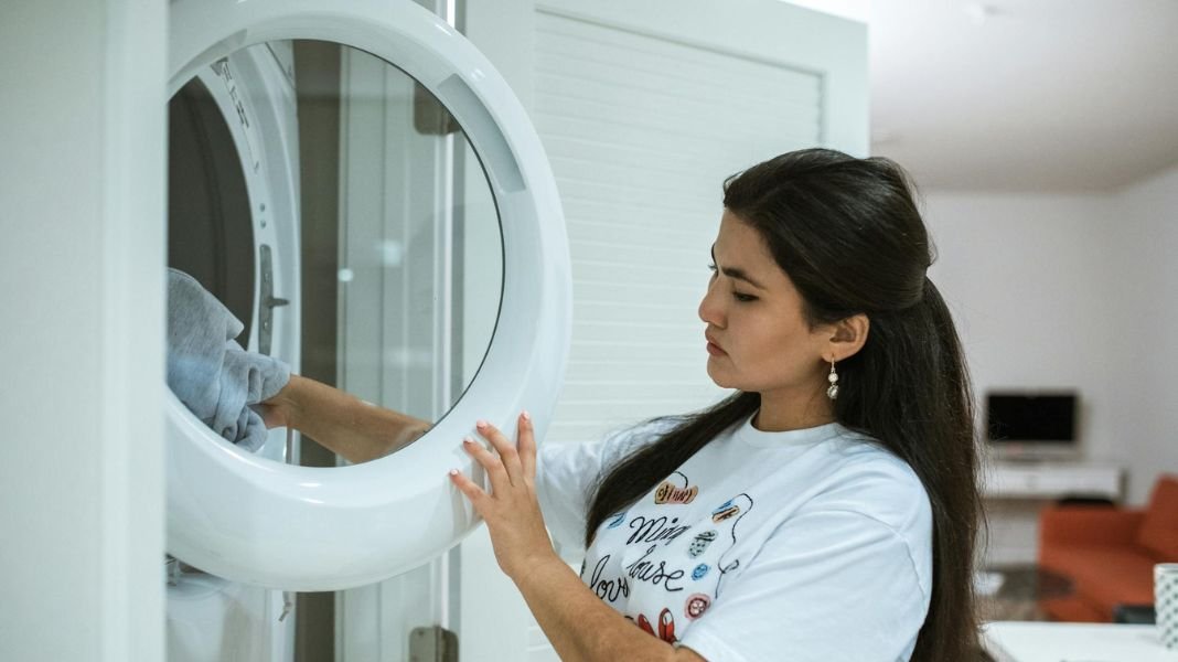 Regreso a clases: cómo enfrentar las manchas y los malos olores en la ropa escolar
