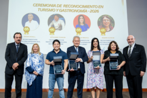 Erasmo Wong, 'Micha' Tsumura, Claricia Tirado y Rosario Olivas fueron reconocidos por la CCL