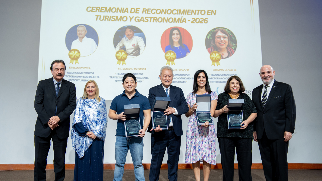 Erasmo Wong, 'Micha' Tsumura, Claricia Tirado y Rosario Olivas fueron reconocidos por la CCL
