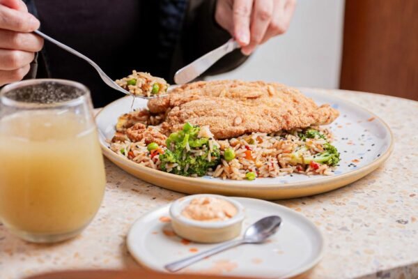 Almuerzos en la La Repostería: opciones personalizadas y platos de fondo