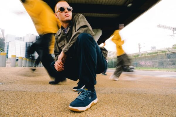 CAT pisa fuerte en el streetwear: del workwear a las sneakers urbanas