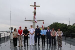 Plataforma gestionada por el Programa PAIS del Midis llegará a 27 puntos de atención en provincias de Atalaya y Coronel Portillo para atender a 8530 personas. Con la meta puesta en mejorar la calidad de vida de la población más vulnerable de la Amazonía, la Plataforma Itinerante de Acción Social – PIAS Ucayali I zarpó desde la ciudad de Pucallpa para acercar más de 35 mil atenciones del Estado a comunidades shipibo – konibo y asháninka, como parte de las campañas fluviales que el Ministerio de Desarrollo e Inclusión Social (Midis) gestiona en coordinación con la Marina de Guerra y diversas entidades. La PIAS Ucayali I navegará durante 40 días hasta llegar a 27 puntos de atención en las provincias de Atalaya y Coronel Portillo, para brindar servicios médicos, trámites de identidad, el pago de subvenciones y orientación frente a casos de violencia, entre otros servicios, beneficiando a 8530 personas. Desde la Plaza Grau, el Gral. Brig. Carlos Yañez, director ejecutivo del Programa Nacional PAIS, destacó que esta es la primera de tres campañas sociales que se realizarán en la región Ucayali para brindar servicios sociales de manera oportuna y que, además, contribuyan a mejorar la calidad de vida de más personas en la región. “Iniciamos una nueva campaña social en Ucayali con el objetivo de hacer efectiva la presencia del Estado en zonas de difícil acceso. Con la participación de diversas entidades, garantizamos que estos servicios lleguen a las personas que realmente lo necesitan, permitiéndoles ahorrar tiempo y dinero en su traslado a provincias para atenderse”, indicó el Gral. Yañez Lazo. Son 18 servidores públicos y 25 marinos que inician esta travesía para atender a un total de 36 centros poblados en los distritos de Raymondi, Tahuanía, Iparia y Masisea. La primera localidad a donde arribarán será la comunidad de Boca Cocani, para atender a cerca de 200 pobladores. La ceremonia de zarpe de la PIAS Ucayali I conto también con la participación de Manuel Gambini, gobernador regional, el Contralmirante Diego Gagó y Comandante de la IV Zona Naval de la Marina, entre otras autoridades. Las campañas fluviales de las PIAS se realizan en coordinación con la Marina de Guerra, los ministerios de Cultura y de la Mujer y Poblaciones Vulnerables, a través de su programa Warmi Ñan. También participan la gerencia regional de salud, el Banco de la Nación. Reniec, el SIS, DEVIDA, la Biblioteca Nacional y los programas sociales del Midis, Pensión 65 y Cuna Más, entre otras entidades. Dato: Conoce aquí https://n9.cl/h4me9 , las fechas de arribo de la PIAS Ucayali I en cada comunidad de Ucayali. Las PIAS también intervienen en comunidades de Loreto y Puno. Este año se realizarán 26 campañas fluviales, aéreas y lacustres.