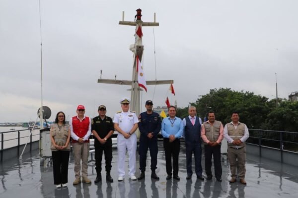 Plataforma gestionada por el Programa PAIS del Midis llegará a 27 puntos de atención en provincias de Atalaya y Coronel Portillo para atender a 8530 personas. Con la meta puesta en mejorar la calidad de vida de la población más vulnerable de la Amazonía, la Plataforma Itinerante de Acción Social – PIAS Ucayali I zarpó desde la ciudad de Pucallpa para acercar más de 35 mil atenciones del Estado a comunidades shipibo – konibo y asháninka, como parte de las campañas fluviales que el Ministerio de Desarrollo e Inclusión Social (Midis) gestiona en coordinación con la Marina de Guerra y diversas entidades. La PIAS Ucayali I navegará durante 40 días hasta llegar a 27 puntos de atención en las provincias de Atalaya y Coronel Portillo, para brindar servicios médicos, trámites de identidad, el pago de subvenciones y orientación frente a casos de violencia, entre otros servicios, beneficiando a 8530 personas. Desde la Plaza Grau, el Gral. Brig. Carlos Yañez, director ejecutivo del Programa Nacional PAIS, destacó que esta es la primera de tres campañas sociales que se realizarán en la región Ucayali para brindar servicios sociales de manera oportuna y que, además, contribuyan a mejorar la calidad de vida de más personas en la región. “Iniciamos una nueva campaña social en Ucayali con el objetivo de hacer efectiva la presencia del Estado en zonas de difícil acceso. Con la participación de diversas entidades, garantizamos que estos servicios lleguen a las personas que realmente lo necesitan, permitiéndoles ahorrar tiempo y dinero en su traslado a provincias para atenderse”, indicó el Gral. Yañez Lazo. Son 18 servidores públicos y 25 marinos que inician esta travesía para atender a un total de 36 centros poblados en los distritos de Raymondi, Tahuanía, Iparia y Masisea. La primera localidad a donde arribarán será la comunidad de Boca Cocani, para atender a cerca de 200 pobladores. La ceremonia de zarpe de la PIAS Ucayali I conto también con la participación de Manuel Gambini, gobernador regional, el Contralmirante Diego Gagó y Comandante de la IV Zona Naval de la Marina, entre otras autoridades. Las campañas fluviales de las PIAS se realizan en coordinación con la Marina de Guerra, los ministerios de Cultura y de la Mujer y Poblaciones Vulnerables, a través de su programa Warmi Ñan. También participan la gerencia regional de salud, el Banco de la Nación. Reniec, el SIS, DEVIDA, la Biblioteca Nacional y los programas sociales del Midis, Pensión 65 y Cuna Más, entre otras entidades. Dato: Conoce aquí https://n9.cl/h4me9 , las fechas de arribo de la PIAS Ucayali I en cada comunidad de Ucayali. Las PIAS también intervienen en comunidades de Loreto y Puno. Este año se realizarán 26 campañas fluviales, aéreas y lacustres.