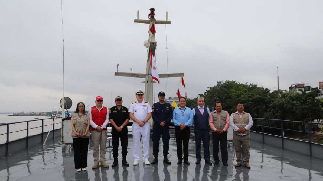 Plataforma gestionada por el Programa PAIS del Midis llegará a 27 puntos de atención en provincias de Atalaya y Coronel Portillo para atender a 8530 personas. Con la meta puesta en mejorar la calidad de vida de la población más vulnerable de la Amazonía, la Plataforma Itinerante de Acción Social – PIAS Ucayali I zarpó desde la ciudad de Pucallpa para acercar más de 35 mil atenciones del Estado a comunidades shipibo – konibo y asháninka, como parte de las campañas fluviales que el Ministerio de Desarrollo e Inclusión Social (Midis) gestiona en coordinación con la Marina de Guerra y diversas entidades. La PIAS Ucayali I navegará durante 40 días hasta llegar a 27 puntos de atención en las provincias de Atalaya y Coronel Portillo, para brindar servicios médicos, trámites de identidad, el pago de subvenciones y orientación frente a casos de violencia, entre otros servicios, beneficiando a 8530 personas. Desde la Plaza Grau, el Gral. Brig. Carlos Yañez, director ejecutivo del Programa Nacional PAIS, destacó que esta es la primera de tres campañas sociales que se realizarán en la región Ucayali para brindar servicios sociales de manera oportuna y que, además, contribuyan a mejorar la calidad de vida de más personas en la región. “Iniciamos una nueva campaña social en Ucayali con el objetivo de hacer efectiva la presencia del Estado en zonas de difícil acceso. Con la participación de diversas entidades, garantizamos que estos servicios lleguen a las personas que realmente lo necesitan, permitiéndoles ahorrar tiempo y dinero en su traslado a provincias para atenderse”, indicó el Gral. Yañez Lazo. Son 18 servidores públicos y 25 marinos que inician esta travesía para atender a un total de 36 centros poblados en los distritos de Raymondi, Tahuanía, Iparia y Masisea. La primera localidad a donde arribarán será la comunidad de Boca Cocani, para atender a cerca de 200 pobladores. La ceremonia de zarpe de la PIAS Ucayali I conto también con la participación de Manuel Gambini, gobernador regional, el Contralmirante Diego Gagó y Comandante de la IV Zona Naval de la Marina, entre otras autoridades. Las campañas fluviales de las PIAS se realizan en coordinación con la Marina de Guerra, los ministerios de Cultura y de la Mujer y Poblaciones Vulnerables, a través de su programa Warmi Ñan. También participan la gerencia regional de salud, el Banco de la Nación. Reniec, el SIS, DEVIDA, la Biblioteca Nacional y los programas sociales del Midis, Pensión 65 y Cuna Más, entre otras entidades. Dato: Conoce aquí https://n9.cl/h4me9 , las fechas de arribo de la PIAS Ucayali I en cada comunidad de Ucayali. Las PIAS también intervienen en comunidades de Loreto y Puno. Este año se realizarán 26 campañas fluviales, aéreas y lacustres.