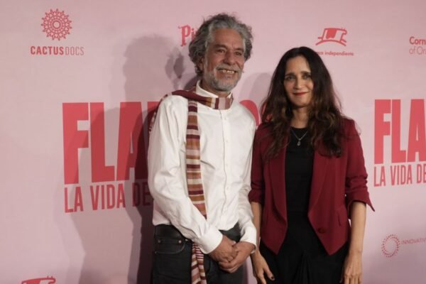 Julieta Venegas y Lorenzo Hagerman celebran la premiere con alfombra rosa de “Flamingos: la vida después del meteorito”