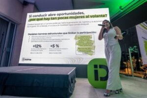 “Juntas Llegamos Más Lejos 2026”: iniciará la convocatoria en abril para becar a más de 1,000 mujeres que quieran aprender a conducir