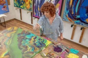 Color, energía y libertad: la exposición de Pilar Mainou abre una conversación íntima con el espectador