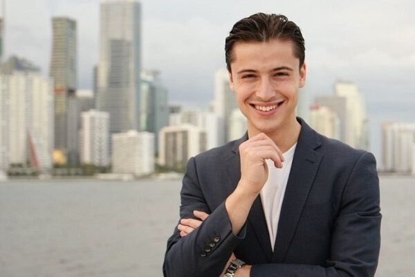 Harvey Ferrer: la nueva generación que escala millones aplicando el modelo de Elon Musk con inteligencia artificial